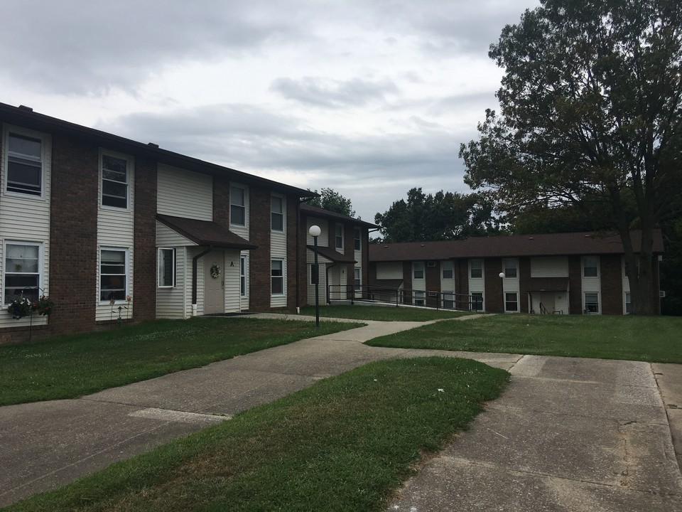 Enfield Edwards Manor in Enfield, IL - Building Photo