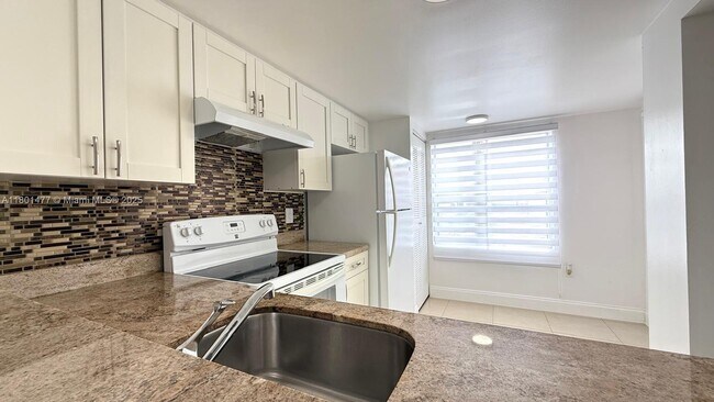 3836 NW 90th Ave in Sunrise, FL - Building Photo - Building Photo