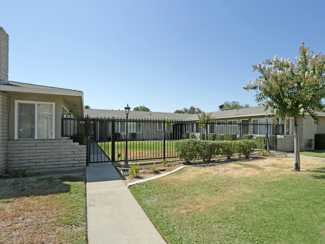 4524 E Sierra Madre Ave in Fresno, CA - Foto de edificio - Building Photo