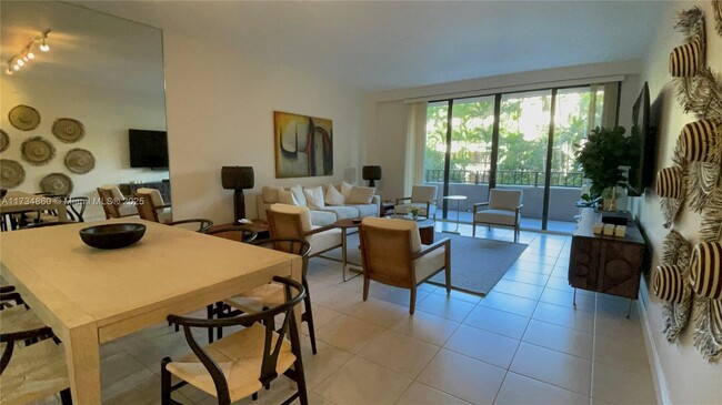 151 Crandon Blvd, Unit 236 in Key Biscayne, FL - Foto de edificio - Building Photo