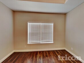 1002 Woodcrest Dr in Lancaster, TX - Foto de edificio - Building Photo