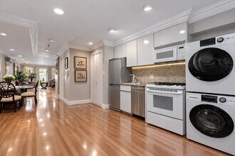 163 E 71st St, Unit 1C in New York, NY - Foto de edificio - Building Photo