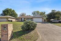 1211 Princeton Pl in Cleburne, TX - Foto de edificio - Building Photo