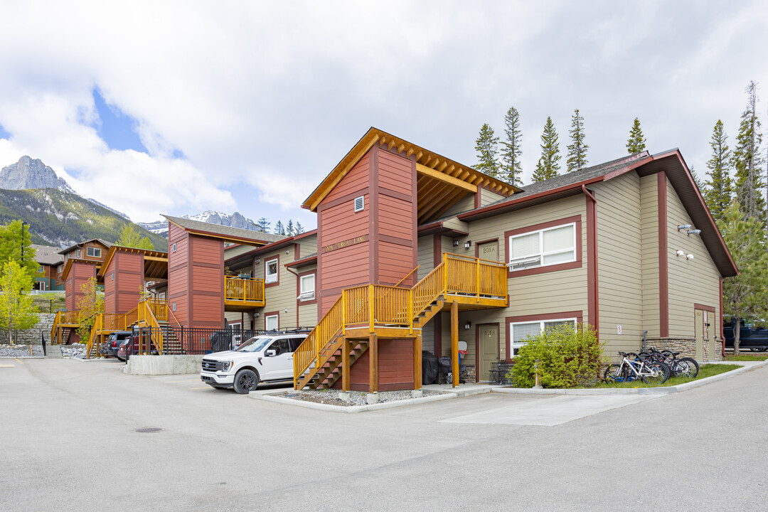 100B Dyrgas Ln in Canmore, AB - Building Photo