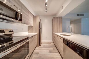 1756 N Bayshore Dr, Unit 28G in Miami, FL - Building Photo