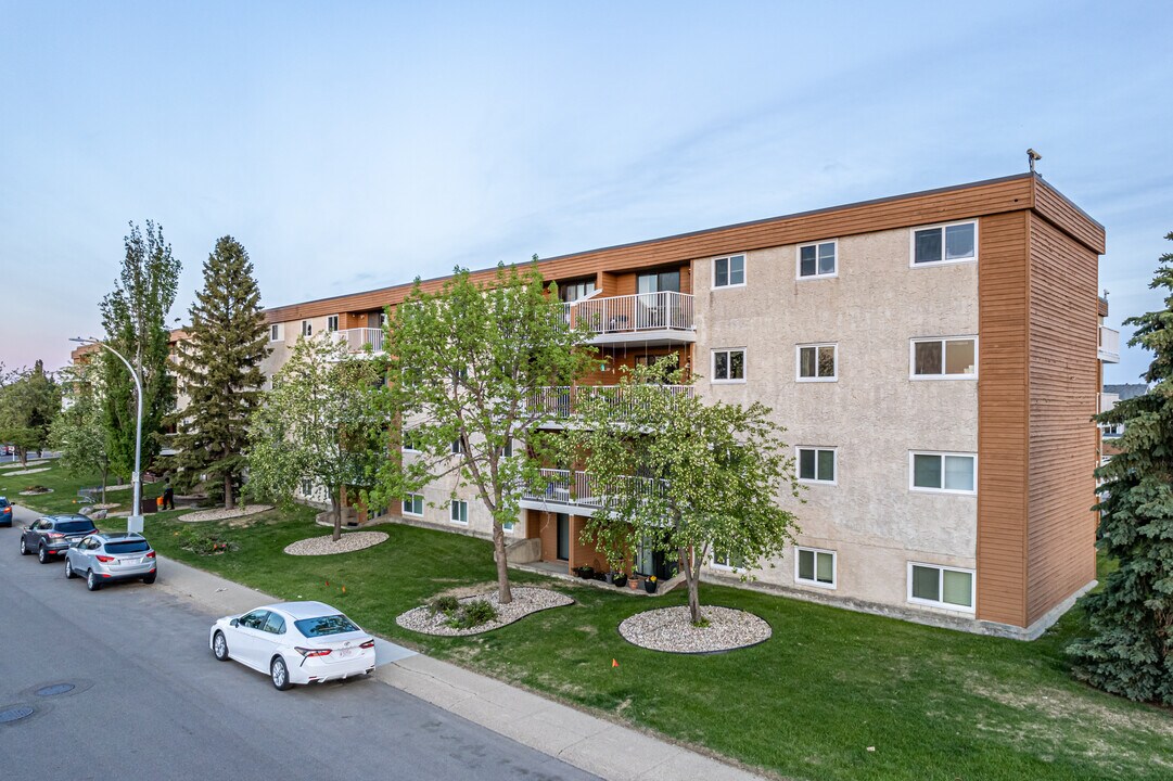 The Manning Apartments in Edmonton, AB - Building Photo