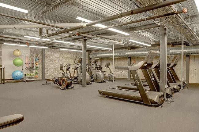 1009 W Juneau Ave in Milwaukee, WI - Building Photo - Building Photo