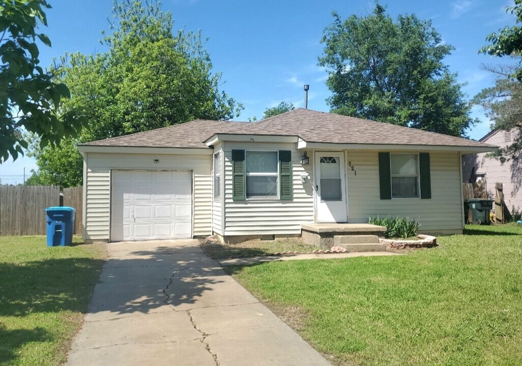 721 Askew Dr in Midwest City, OK - Building Photo