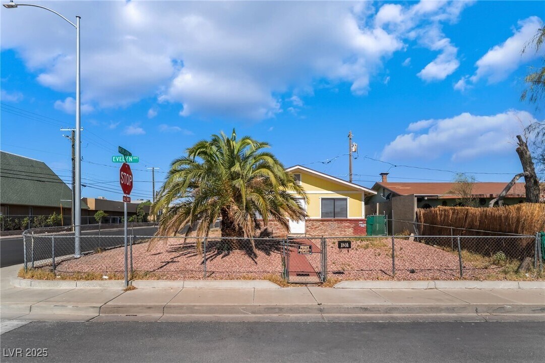 1801 Evelyn Ave in Henderson, NV - Building Photo