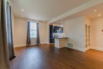 217-217 Carlton St. in Toronto, ON - Building Photo - Building Photo