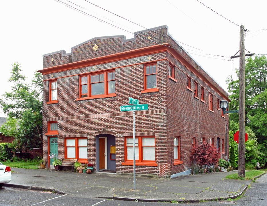 6557 Greenwood Ave in Seattle, WA - Building Photo