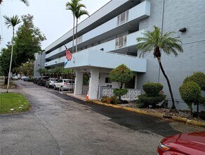 3750 NE 170th St in North Miami Beach, FL - Building Photo - Building Photo