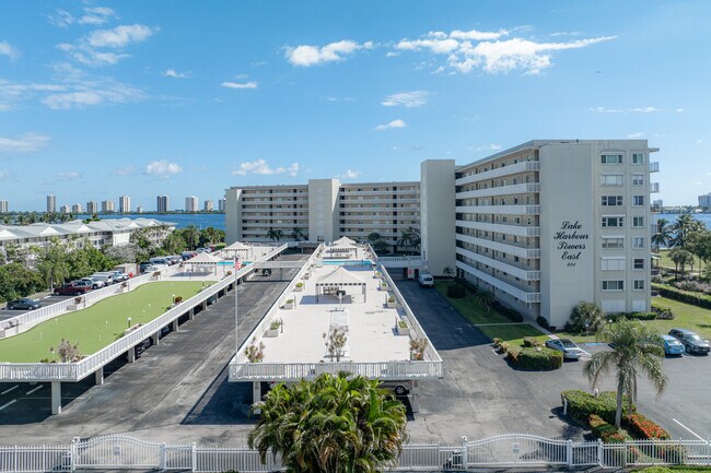 Lake Harbour Towers East in Lake Park, FL - Building Photo - Building Photo
