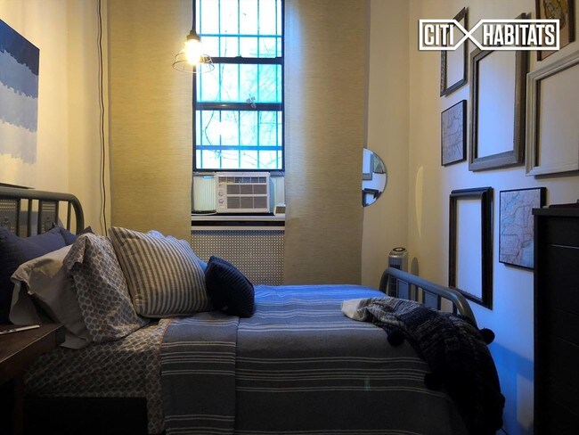 146 W 70th St-Unit -2R in New York, NY - Building Photo - Building Photo