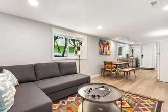 4042 1st Ave NE in Seattle, WA - Foto de edificio - Building Photo