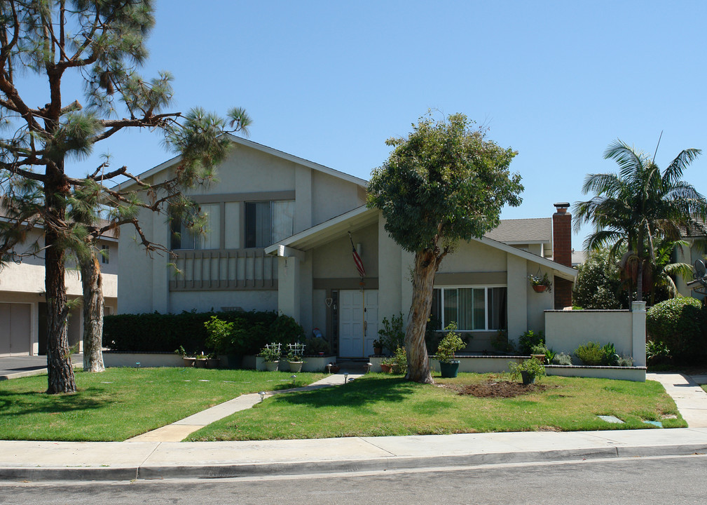 16602 Regina Cir in Huntington Beach, CA - Foto de edificio