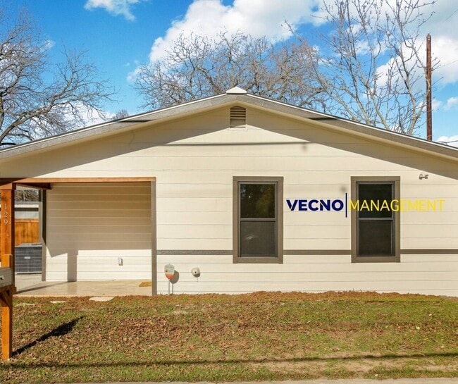 129 E Torrey St in New Braunfels, TX - Building Photo - Building Photo