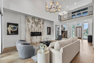 6411 Royal Ln in Dallas, TX - Foto de edificio - Building Photo