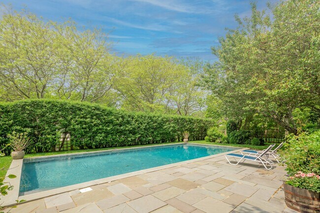 1 Dune Alpin Dr S in East Hampton, NY - Building Photo - Building Photo
