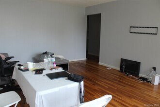 8 Fishkill Glen Dr in Fishkill, NY - Building Photo - Building Photo