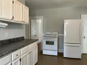 176 McClintock St, Unit #1 in New Britain, CT - Foto de edificio - Building Photo