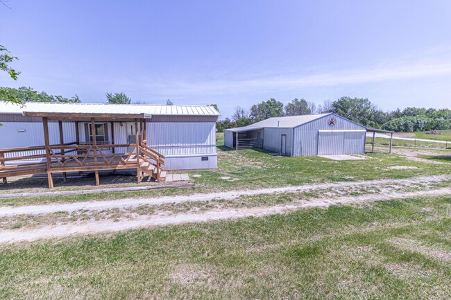 16950 N Davis Rd in Centralia, MO - Building Photo - Building Photo