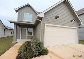 1696 James St in New Braunfels, TX - Building Photo