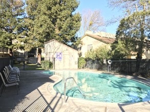 Stamford Court Apartments in Stockton, CA - Foto de edificio - Building Photo