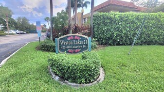 428 Lakeview Dr in Weston, FL - Building Photo