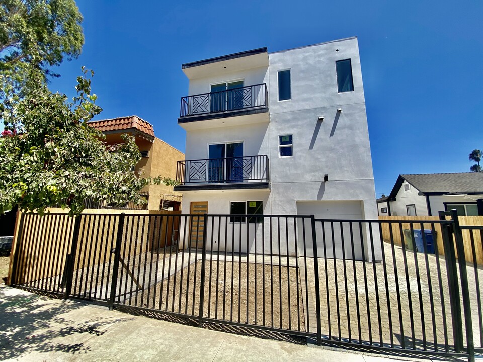 956 N Kingsley Dr in Los Angeles, CA - Building Photo