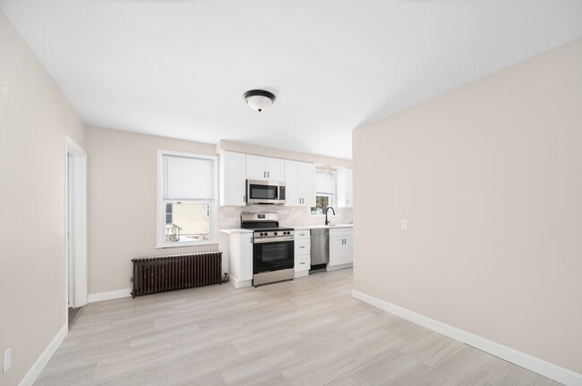 81 W Pontiac St in Warwick, RI - Building Photo - Building Photo