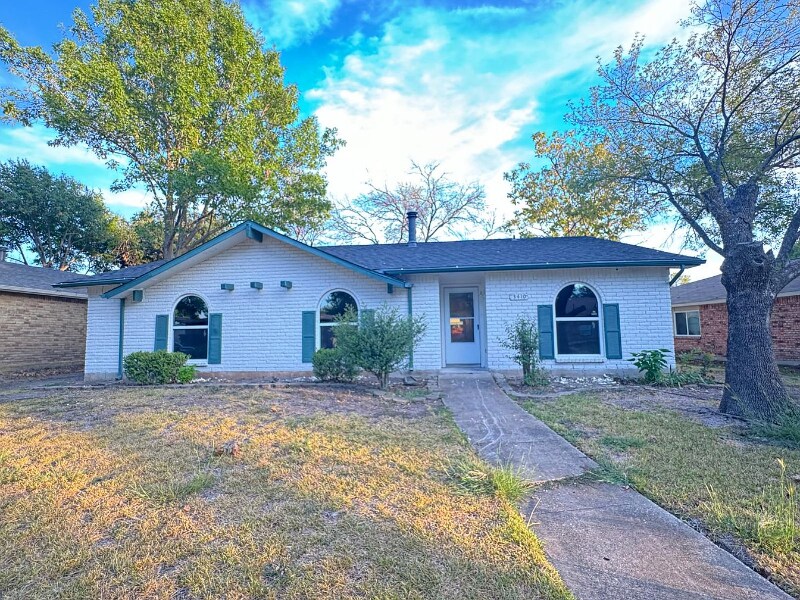 3410 Meadow Oaks Dr in Garland, TX - Foto de edificio