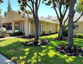 CYPRESS GARDEN APARTMENTS in Modesto, CA - Building Photo - Building Photo