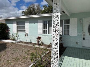 6483 43rd Ave N in Kenneth City, FL - Building Photo - Building Photo