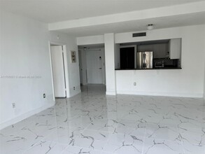 540 Brickell Key Dr in Miami, FL - Building Photo - Building Photo