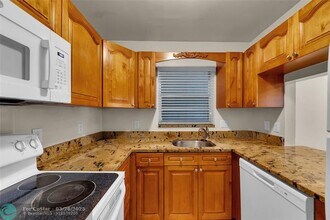 2201 NE 36th St in Lighthouse Point, FL - Foto de edificio - Building Photo