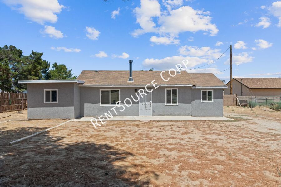 4535 W Ave M10 in Quartz Hill, CA - Building Photo