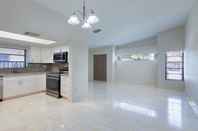 2733 SW 31st Pl in Miami, FL - Building Photo - Building Photo