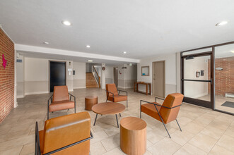 Pleasant Valley Apartments in Parma, OH - Foto de edificio - Lobby