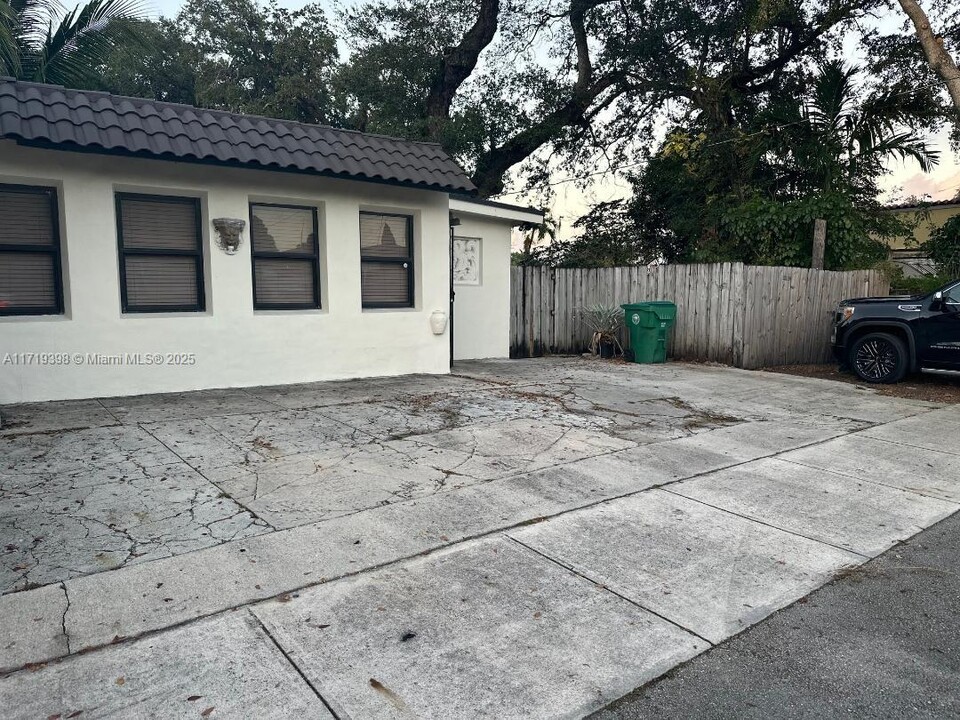 1101 NW 32nd Pl in Miami, FL - Building Photo