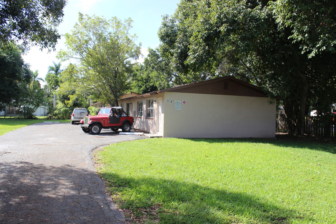 3718 Desoto Ave in Ft. Myers, FL - Building Photo