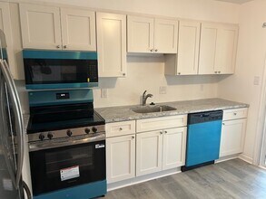 207 Steven Dr in Linwood, NJ - Foto de edificio - Building Photo