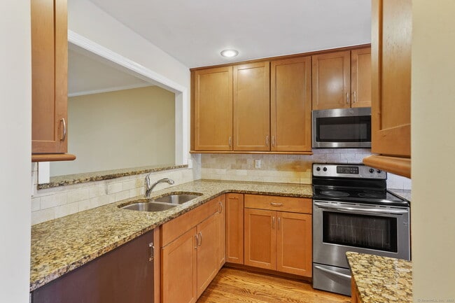 20 E Pembroke Rd in Danbury, CT - Building Photo - Building Photo