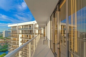 20281 E Country Club Dr in Aventura, FL - Building Photo - Building Photo