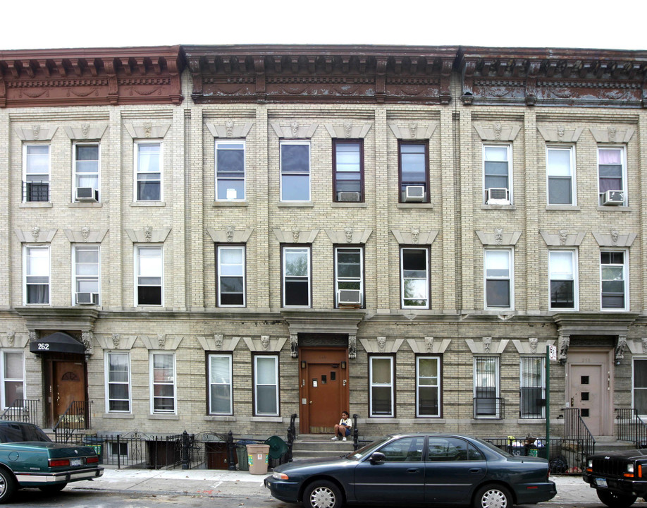 260 Withers St in Brooklyn, NY - Building Photo