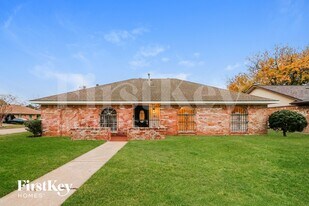 2005 Tulsa St in Deer Park, TX - Building Photo