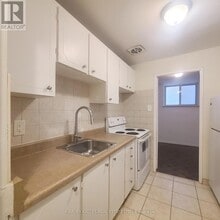570 Eglinton Ave W in Toronto, ON - Building Photo - Building Photo
