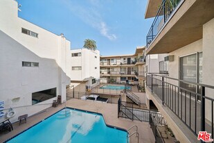 7548 Hampton Ave in West Hollywood, CA - Building Photo