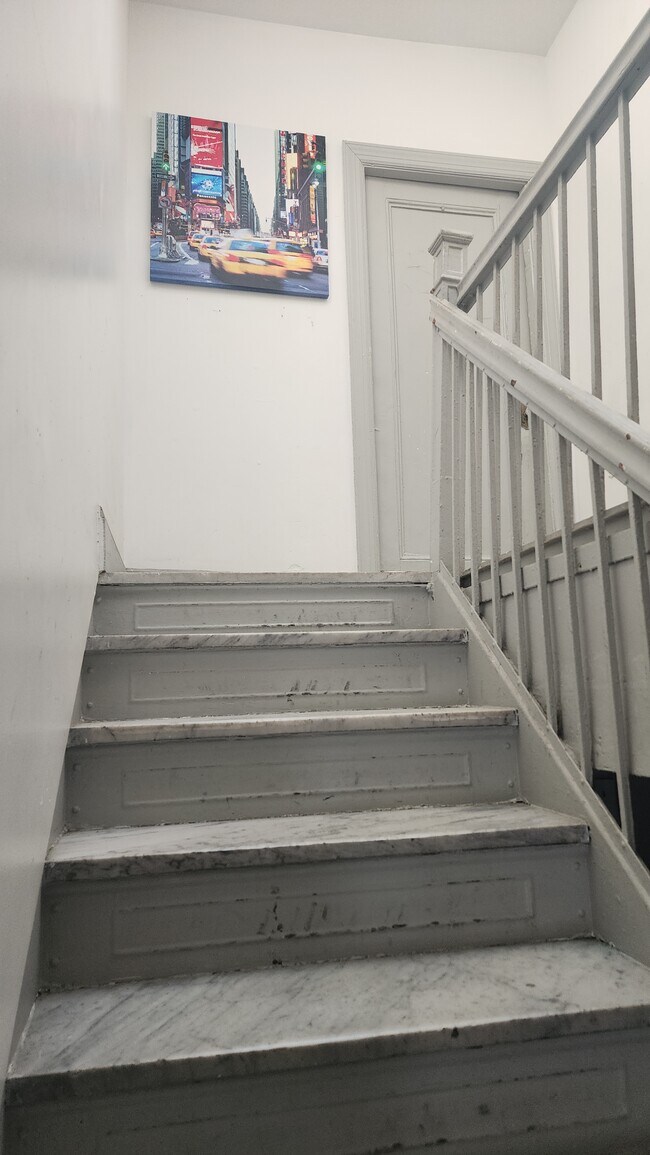 2944 Waterbury Ave, Unit 2nd Floor in Bronx, NY - Foto de edificio - Building Photo