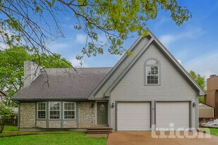 1400 Cottonwood Dr in Greenwood, MO - Building Photo